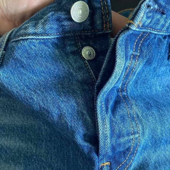 Levi’s 501 Raw Hem Denim Shorts - Picture 4 of 6